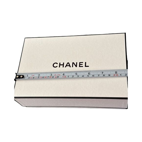 CHANEL GIFT BOX. - Picture 1 of 5